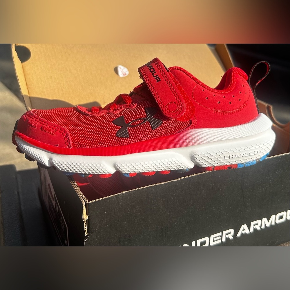 NWT UNDER ARMOUR Kids Red and White Hook-and-Loop Athletic Sneaker Size 11 K